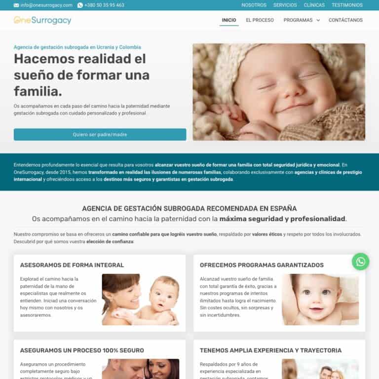 Bebé durmiendo plácidamente envuelto en manta cálida.