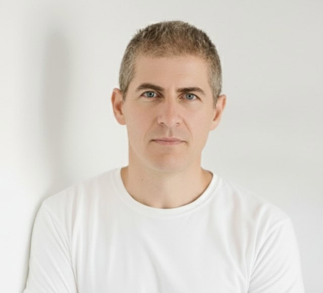 Hombre con camiseta blanca sobre fondo blanco